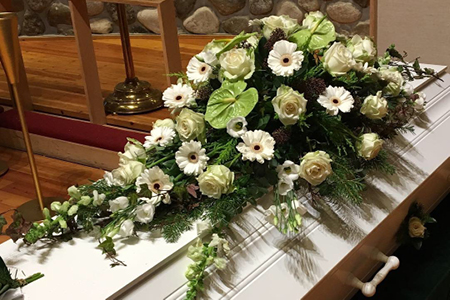 Blomster-på-kiste-begravelse-røros-ålen-haltdalen
